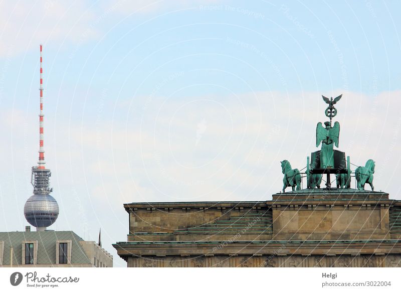 Brandenburger Tor mit Quadriga, im Hintergrund der Berliner Fernsehturm Städtereise Hauptstadt Stadtzentrum Haus Bauwerk Gebäude Architektur Fenster