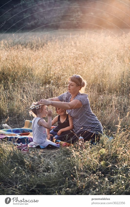 Familie verbringt Zeit zusammen auf einer Wiese Lifestyle Freude Glück Erholung Freizeit & Hobby Spielen Ferien & Urlaub & Reisen Sommer Sommerurlaub Kind