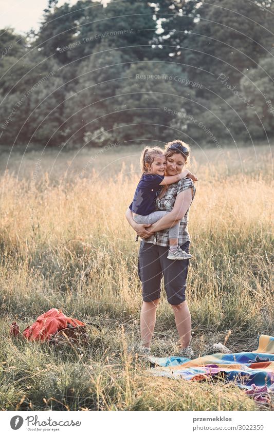 Familie verbringt Zeit zusammen auf einer Wiese Lifestyle Freude Glück Erholung Freizeit & Hobby Ferien & Urlaub & Reisen Sommer Sommerurlaub Kind Mensch