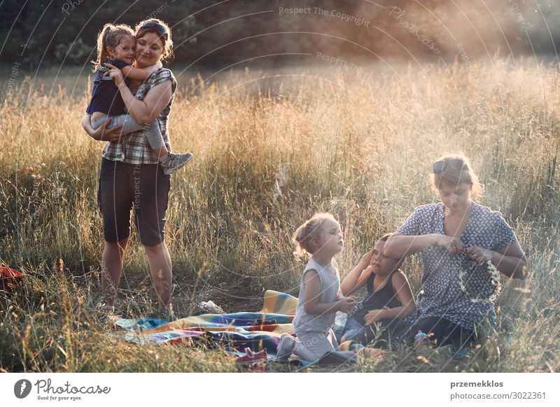 Familie verbringt Zeit zusammen auf einer Wiese Lifestyle Freude Glück Erholung Freizeit & Hobby Ferien & Urlaub & Reisen Sommer Sommerurlaub Kind Mensch