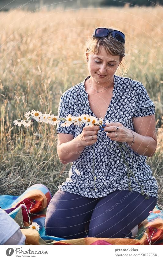 Frau macht Kronen aus Wildblumen Lifestyle Freude Glück Erholung Freizeit & Hobby Ferien & Urlaub & Reisen Sommer Sommerurlaub Kind Mensch Junge Frau