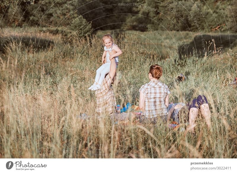 Familie verbringt Zeit zusammen auf einer Wiese Lifestyle Freude Glück Erholung Ferien & Urlaub & Reisen Ausflug Sommer Sommerurlaub Kind Mensch Mädchen Frau