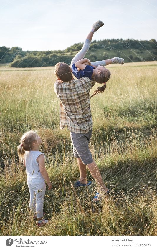 Vater wirft das kleine Mädchen in die Luft. Lifestyle Freude Glück Erholung Ferien & Urlaub & Reisen Sommer Sommerurlaub Kind Mensch Junge Frau Erwachsene Mann