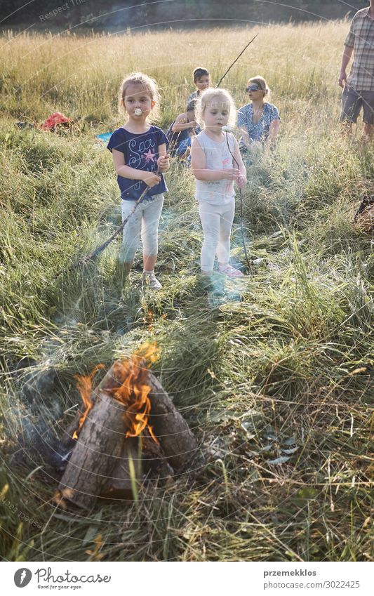 Kinder, die einen Marshmallow essen. Lifestyle Freude Glück Erholung Ferien & Urlaub & Reisen Sommer Sommerurlaub Mensch Mädchen Frau Erwachsene Mann Eltern