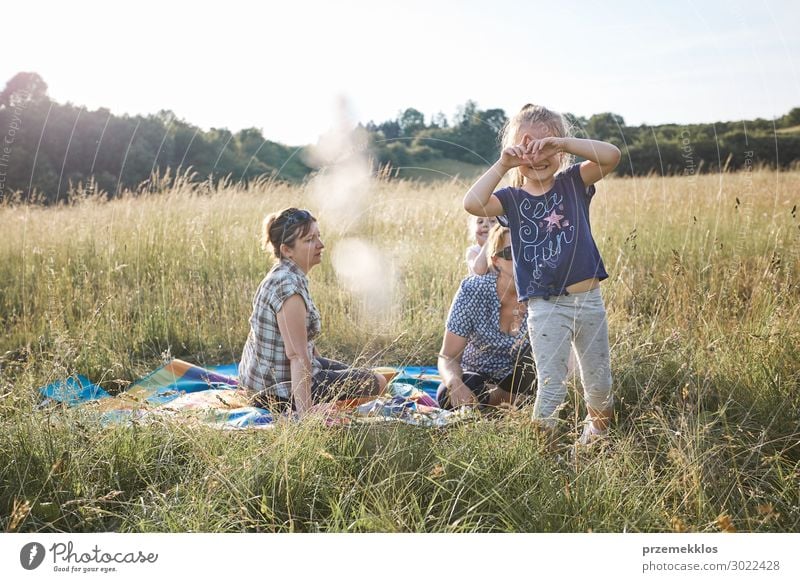 Kleines Mädchen macht eine Handbewegung für das Fotografieren. Lifestyle Freude Glück Erholung Freizeit & Hobby Ferien & Urlaub & Reisen Ausflug Abenteuer