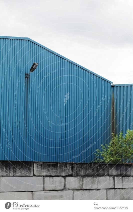 lagerhalle Himmel Wolken Baum Menschenleer Industrieanlage Fabrik Gebäude Architektur Mauer Wand Scheinwerfer trist blau Lagerhalle Fabrikhalle Farbfoto