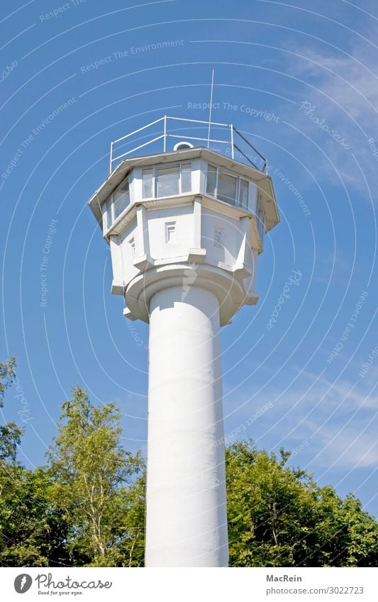 DDR Wachturm Bankgebäude Turm Observatorium Hochsitz Bauwerk Gebäude Architektur Fenster bedrohlich gruselig Originalität rund weiß Macht Wachsamkeit Trauer