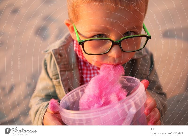 Kind isst Zuckerwatte Lebensmittel Dessert Bonbon Ernährung Essen Lifestyle Mensch Eltern Erwachsene Geschwister Familie & Verwandtschaft Kindheit Gefühle