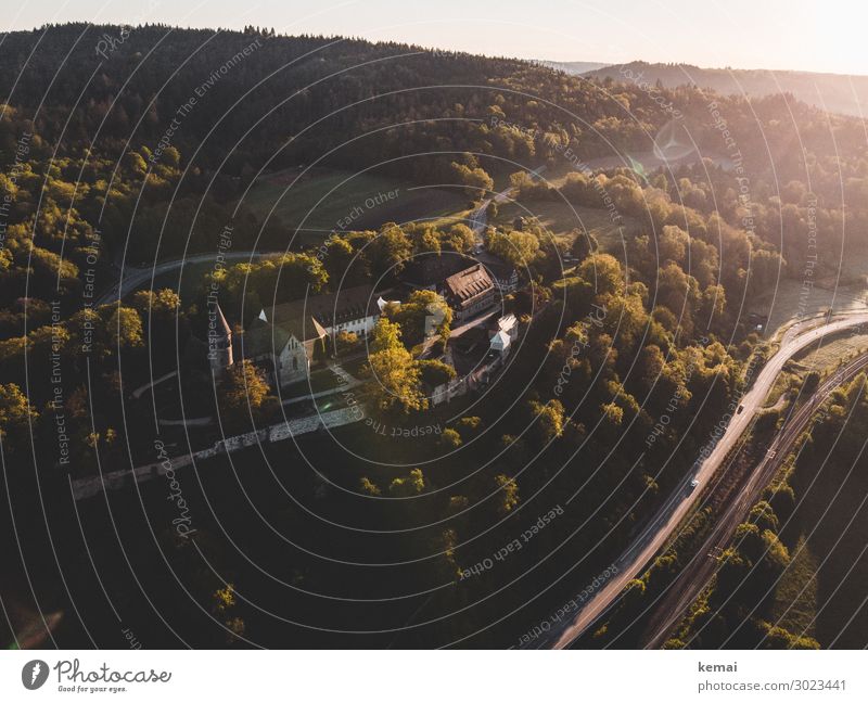 Kloster von oben, von Wald umgeben Kirche Kirchturm Vogelperspektive Drohnenansicht Drohnenaufnahme Licht Lensflare morgens Morgen Sonnenlicht Morgenlicht warm