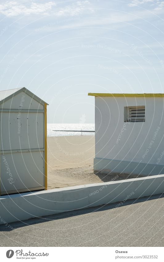 Hütten am Strand Sonnenbad Ferne Natur Mauer Textfreiraum unten Textfreiraum oben Tag Farbfoto Außenaufnahme Sommerurlaub Schönes Wetter Sonnenlicht gelb weiß