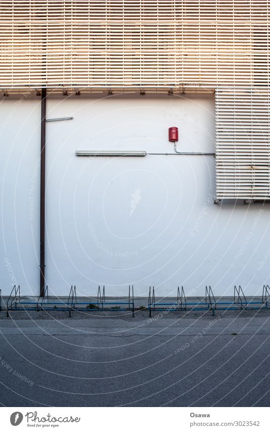 Fahrradständer vor Fassade Wand Gebäude Architektur Beleuchtung Lampe Außenaufnahme Bauwerk Textfreiraum oben Haus grau Stadt Asphalt Textfreiraum Mitte