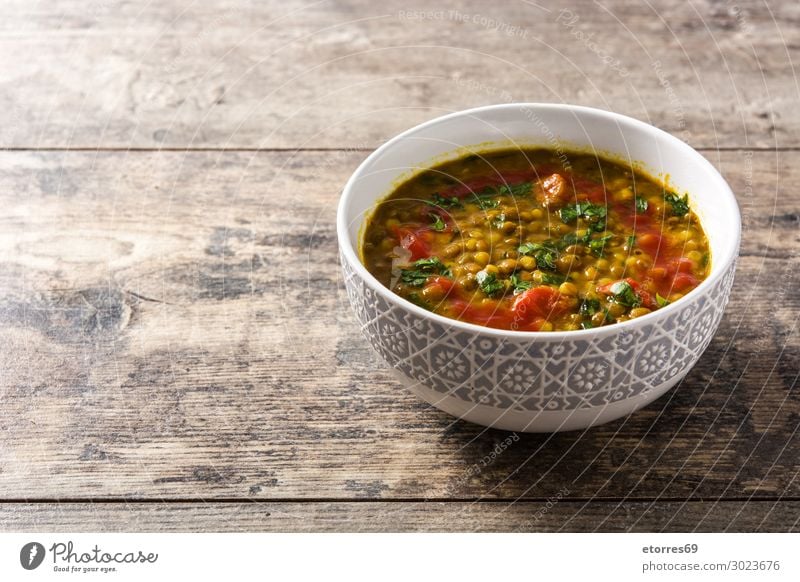 Indische Linsensuppe dal (dhal) in einer Schüssel auf Holztisch Dal Suppe Schalen & Schüsseln gelb Inder Lebensmittel Gesunde Ernährung Foodfotografie Tradition