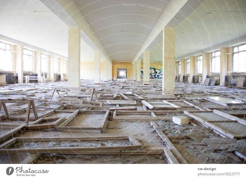 surreal fenster Fensterflügel lost places verlassen Verlassenes Haus verlassenes Gebäude verlassener Ort Vergangenheit Menschenleer Wandel & Veränderung Verfall