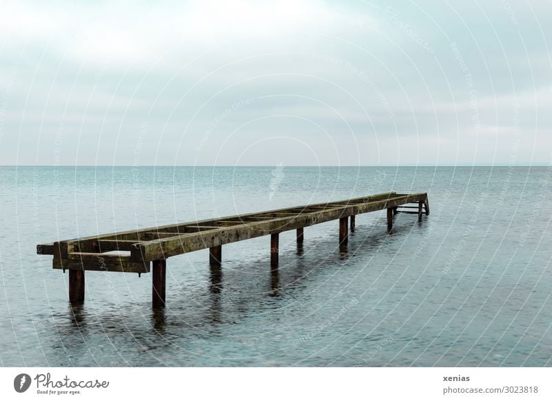 Alter Steg im Wasser alt Himmel Wolken Klimawandel Wellen Küste Nordsee Ostsee Meer kaputt blau braun unbrauchbar Holz Starke Tiefenschärfe Horizont xenias