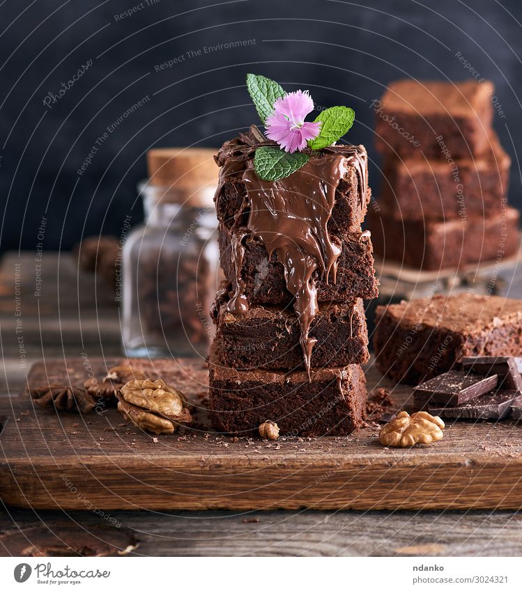 Stapel von quadratischen Stücken von gebackenem Brownie Pie. Kuchen Dessert Ernährung Diät Kakao Tisch Küche Holz Essen dunkel frisch lecker weich braun schwarz