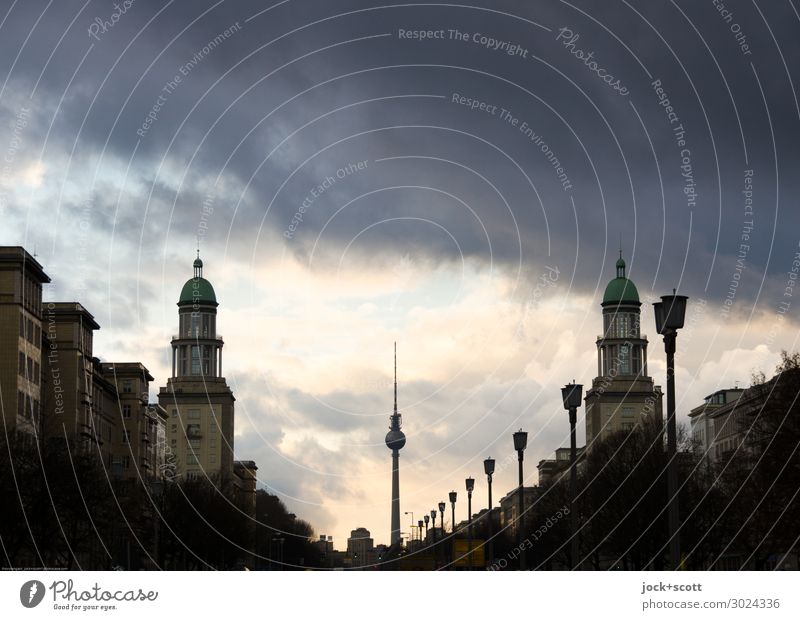 Frankfurter Tor Weltkulturerbe Himmel Friedrichshain Gebäude Sehenswürdigkeit Wahrzeichen Karl-Marx-Allee Berliner Fernsehturm Stimmung Symmetrie Vergangenheit