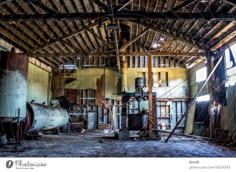 Verlassene Konservenlagerhalle Innenbereich mit rostigen Maschinen Arbeit & Erwerbstätigkeit Handwerker Industrie Gebäude Rost alt Coolness frisch historisch