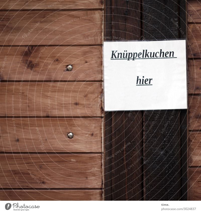 Versuchung Lebensmittel Teigwaren Backwaren Kuchen Ernährung Bioprodukte Vegetarische Ernährung Slowfood Gastronomie Mauer Wand Fassade Papier Holz