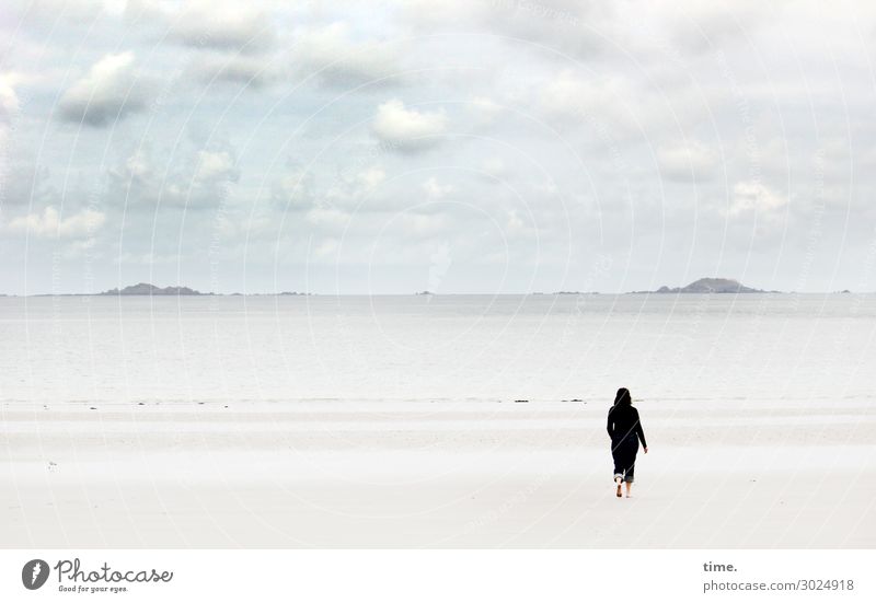 walking the beach feminin Frau Erwachsene 1 Mensch Umwelt Natur Landschaft Luft Wasser Himmel Wolken Horizont Küste Strand Erholung gehen natürlich Neugier