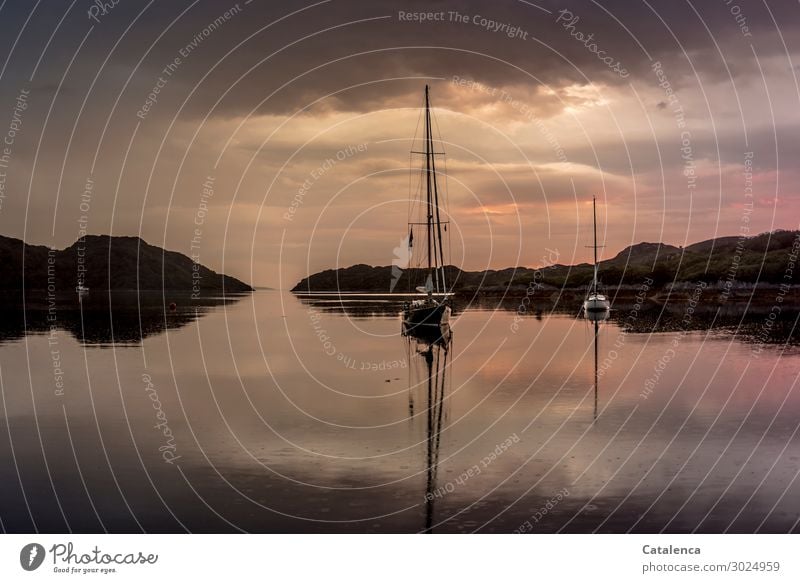 Abendroh; Segelyacht ankert in einer Bucht Ferien & Urlaub & Reisen Ferne Freiheit Sommer Sommerurlaub Meer Segelurlaub Landschaft Urelemente Gewitterwolken