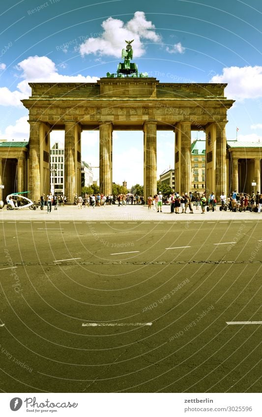 Brandenburger Tor Architektur Berlin Deutschland Hauptstadt Regierungssitz Wahrzeichen Menschenleer Textfreiraum Sommer Himmel Straße Asphalt Tourismus