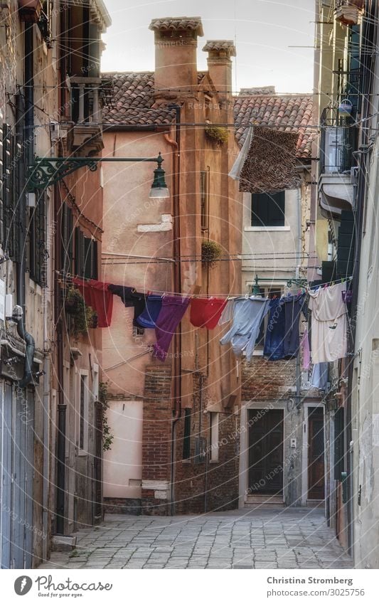 Waschtag in Venedig Veneto Italien Italienisch Europa Stadt Hafenstadt Stadtrand Menschenleer Haus Mauer Wand Fassade Dach Schornstein Innenhof Wäsche