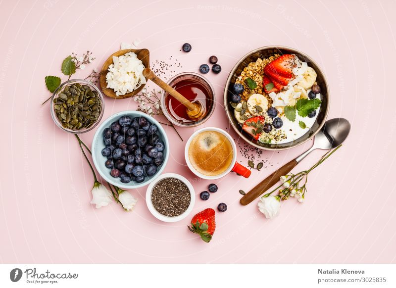 Gesundes Frühstücksset mit Kaffee und Müsli. Herzförmig Beeren Blaubeeren Schalen & Schüsseln abschließen Nahaufnahme Kokosnuss Konzept lecker Dessert Diät