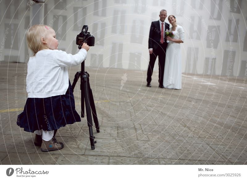 Talentförderung Kind Frau Erwachsene Mann Eltern Familie & Verwandtschaft 3 Mensch Mauer Wand Anzug Freude Glück Zufriedenheit Zusammensein Liebe Hochzeitspaar