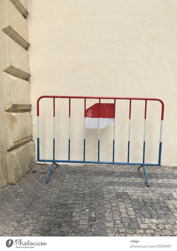 Absperrgitter Menschenleer Mauer Wand Fassade Verkehr Barriere Gitter Metall blau rot weiß Tricolore Ecke Farbfoto Außenaufnahme Nahaufnahme Textfreiraum oben