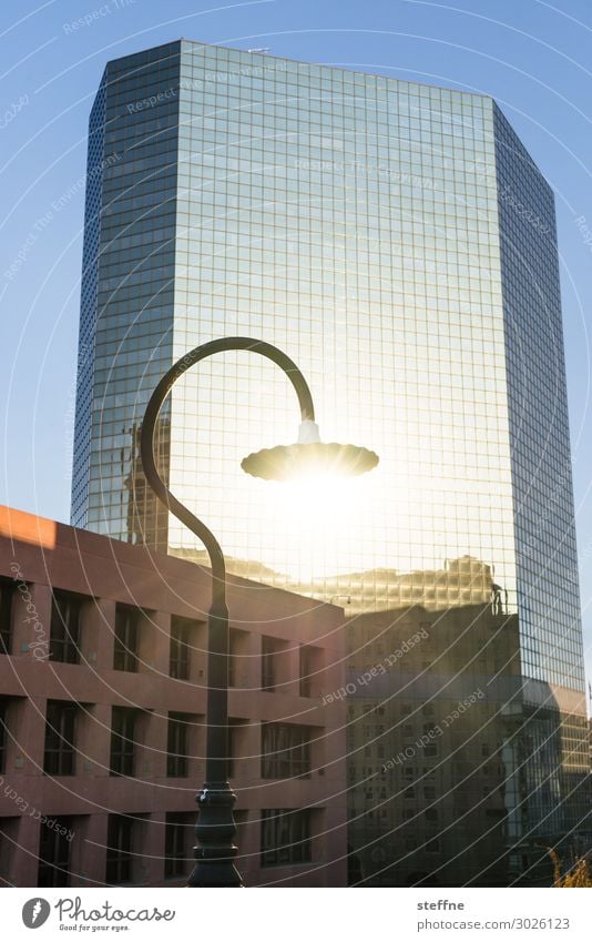 Solarstrom Stadt Hochhaus Fassade Energie Laterne Straßenbeleuchtung Solarzelle Erneuerbare Energie nachhaltig San Diego Farbfoto Außenaufnahme Menschenleer