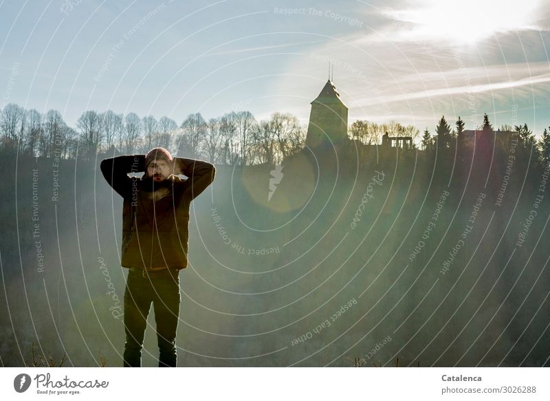 Luftig | Bauch zeigen im Winter mit Burg im Hintergrund maskulin 1 Mensch 18-30 Jahre Jugendliche Erwachsene Natur Landschaft Himmel Sonne Schönes Wetter Blume