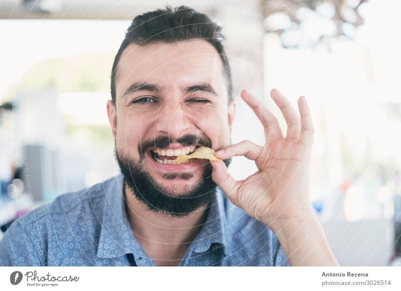 Mann im Restaurant, der Chips isst. Essen Lifestyle Glück Sommer Mensch Erwachsene Vollbart Appetit & Hunger Pommes frites Kartoffelchips Arabien bärtig