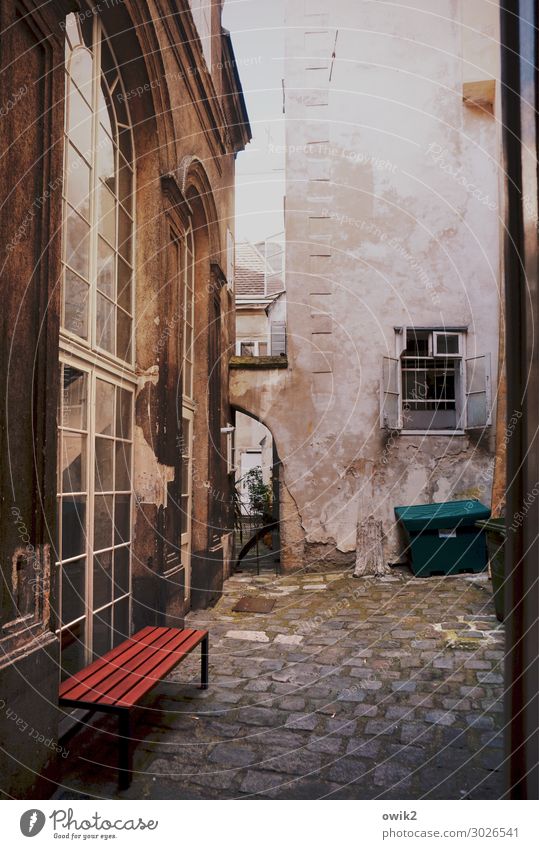 Rastplatz Wien Hauptstadt Stadtzentrum Altstadt Haus Tor Gebäude Torbogen Mauer Wand Fenster Hinterhof Hof Kopfsteinpflaster Bank Container Stein Holz Glas