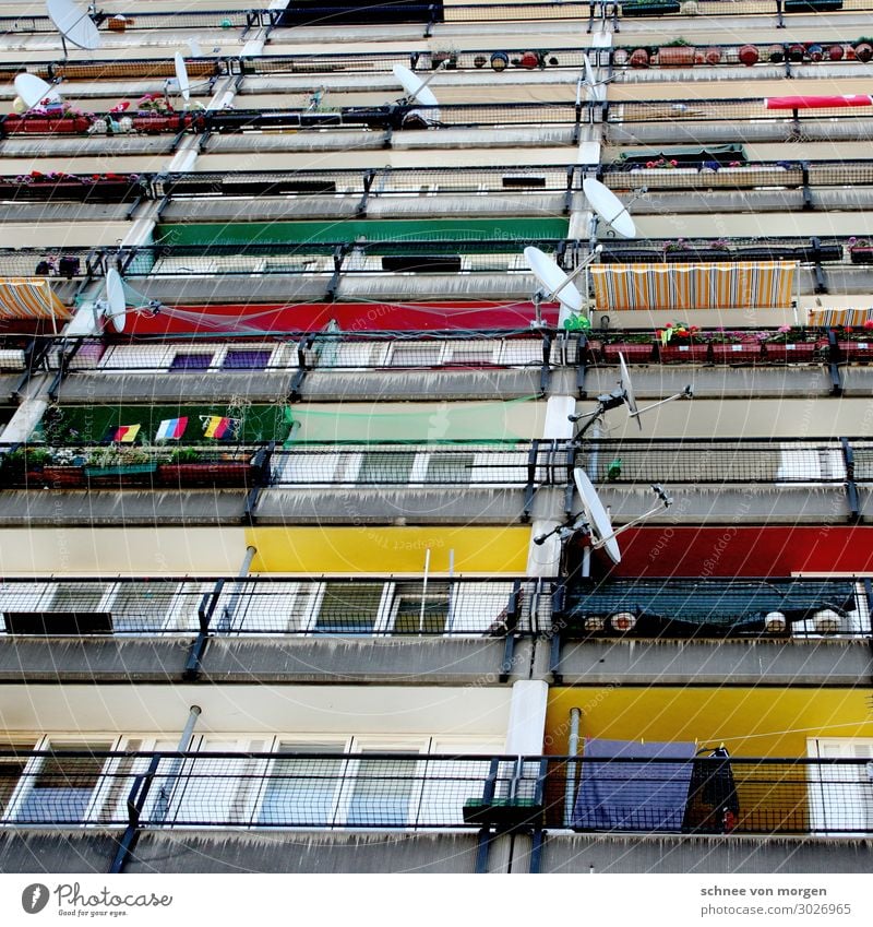 Ausgerichtet Hochhaus Bauwerk Gebäude Architektur Fassade Balkon eckig mehrfarbig Trägheit bequem Aggression Gewalt "Berlin Satellit Schüssel TV Fernsehen