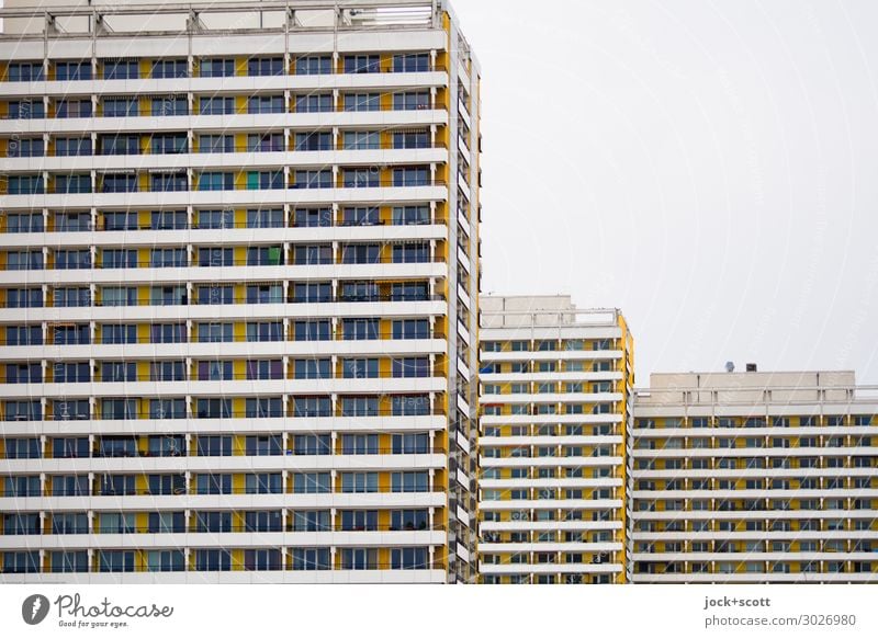 wohn & wahn Funktionalismus Himmel Marzahn Plattenbau Wohnhochhaus Fassade authentisch eckig hässlich modern retro trist Wachstum DDR Betonklotz Gedeckte Farben