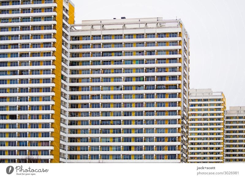 platt & hoch Funktionalismus Himmel Marzahn Plattenbau Fassade Streifen eckig hässlich retro trist gleich Stil DDR Betonklotz Gedeckte Farben abstrakt