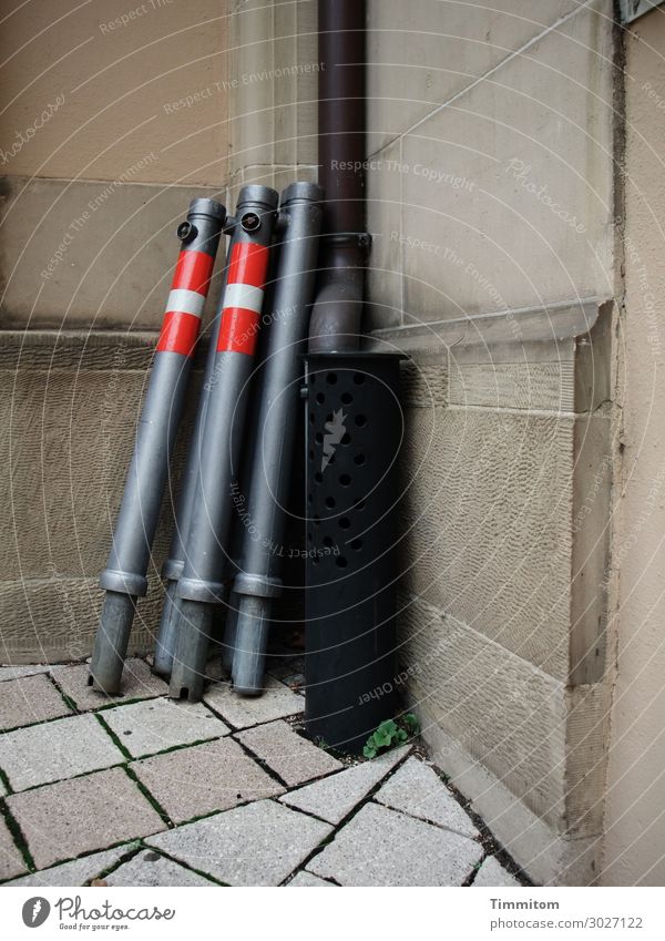 Eckensteher Kirche Mauer Wand Pfosten Stein Metall Linie warten trashig braun gold rot schwarz weiß Gefühle Bodenplatten Fallrohr Farbfoto Außenaufnahme