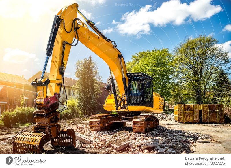 Bagger auf Baustelle Abriss Einfamilienhaus Sonne Hausbau Arbeit & Erwerbstätigkeit Beruf Handwerker Business Schaufel Maschine Baumaschine Menschenleer