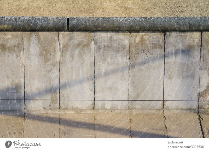 Mauern die Berliner Mauer Sightseeing DDR Berlin-Mitte Sehenswürdigkeit Denkmal Beton authentisch historisch Originalität grau Stimmung Kontrolle Schutz