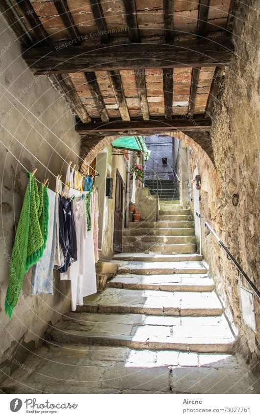 luftgetrocknet Wohnung Altstadt Haus Treppe Durchgang Balken Toreinfahrt Gasse Wäsche Wäscheleine Wäscheklammern Waschtag hängen Freundlichkeit hell nass