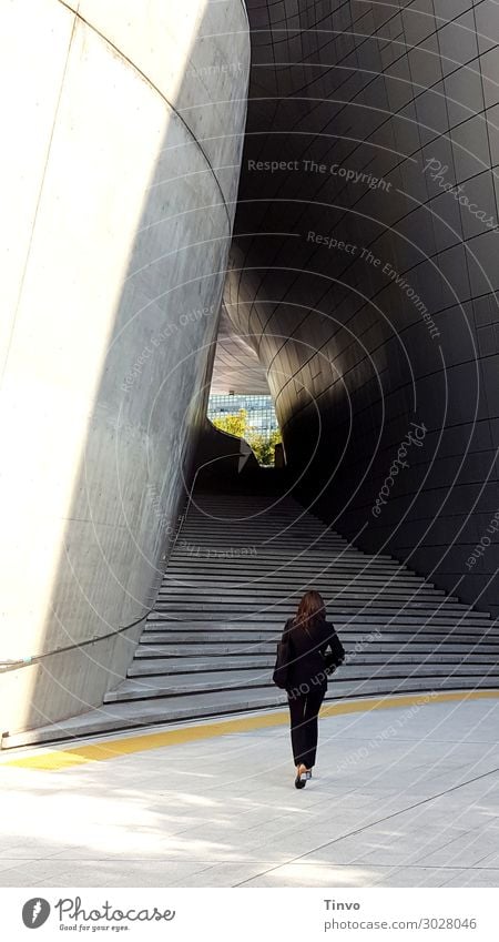 Frau vor Treppe/Durchgang feminin Erwachsene 1 Mensch Bauwerk Architektur gehen grau schwarz Business Entschlossenheit Ziel Karriere Wege & Pfade Farbfoto