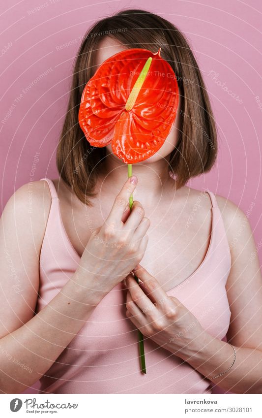 Die Frau hält rote Friedenslilienblüte. Spatiphyllum Beautyfotografie Körper Pflege gesichtslos Mode Finger Blume Hand Lilien Liebe rosa sinnlich Erotik Stil