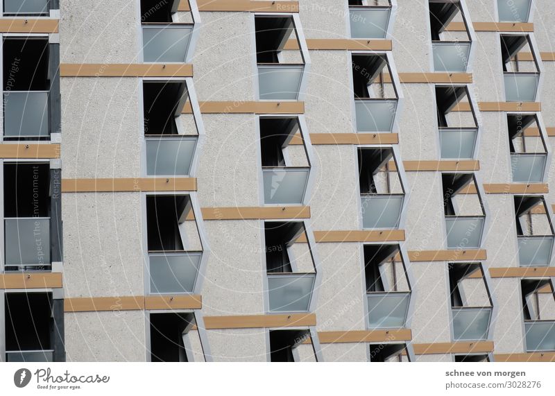 Balkonien Stadt Haus Hochhaus Bauwerk Gebäude Architektur Fenster Tür Häusliches Leben modern retro trist Ordnung Wandel & Veränderung Zukunft "Aussicht