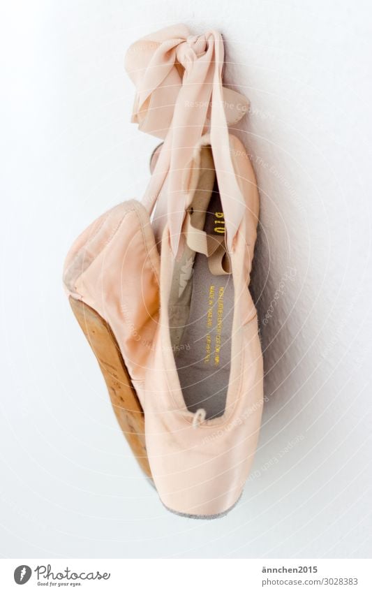 Rosafarbene Spitzenschuhe hängen an einer weißen Wand Ballett tanzen Schuhe Tänzer Tanzen Ballerina Farbfoto klassisch elegant schön Pose Balletttänzer üben