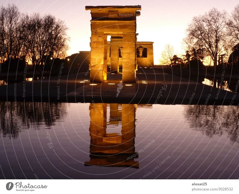 Debod-Tempel in Madrid Tourismus Kunst Kultur Landschaft Park See Ruine Gebäude Architektur Denkmal Stein historisch antik Archäologie Großstadt Debütantin