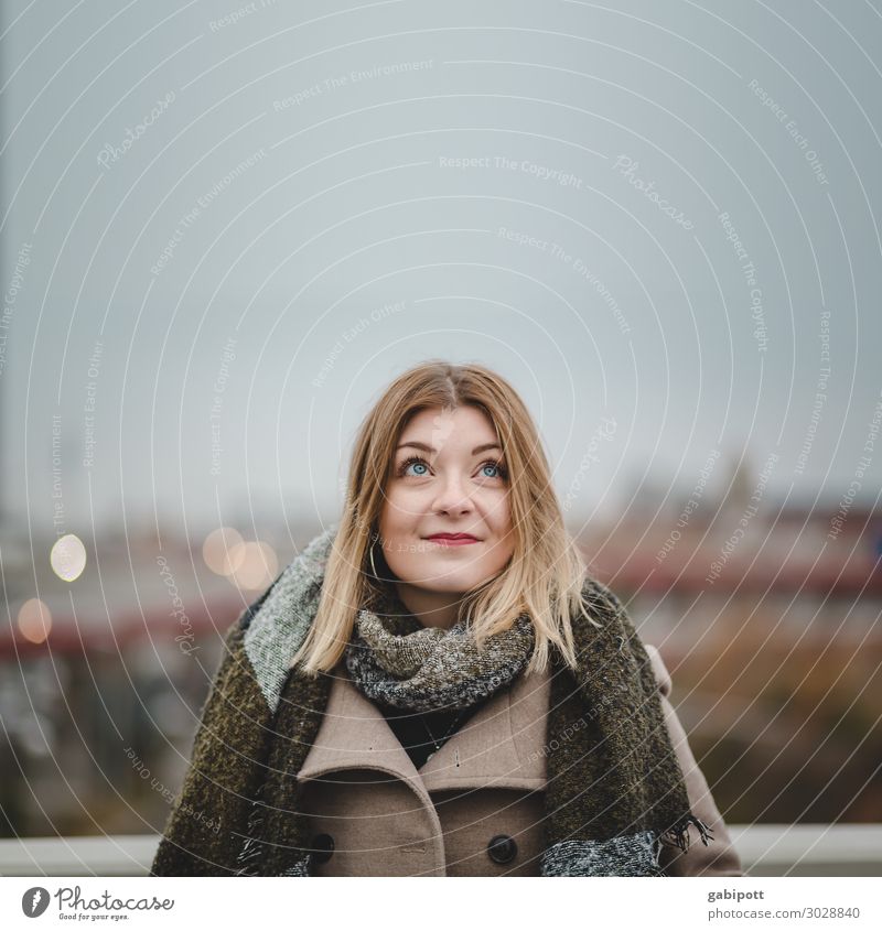 Blick nach oben Mensch feminin Junge Frau Jugendliche Erwachsene Leben 1 18-30 Jahre Skyline Freundlichkeit schön natürlich Erotik Stadt Horizont Lebensfreude