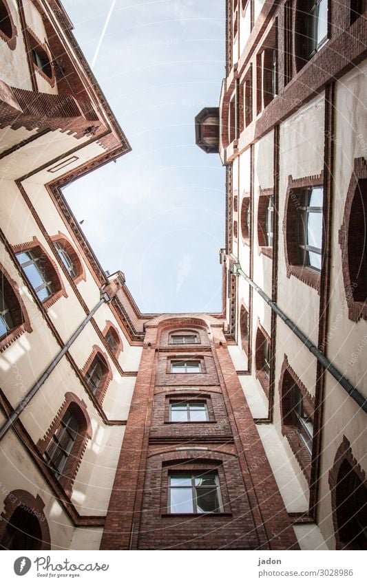 hinterhof. Stil Häusliches Leben Wohnung Haus Himmel Stadt Hochhaus Bauwerk Gebäude Architektur Mauer Wand Fassade eckig hoch Ecke Fenster Farbfoto