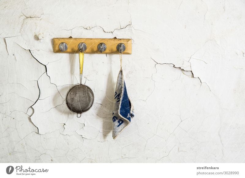 Teesieb und Topflappen waren schon lange nicht mehr in Gebrauch, so wie sie da nebeneinander am Haken an der rissigen Wand des alten Hauses hingen Ernährung