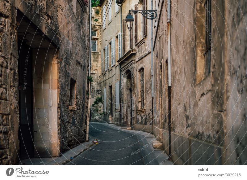 Straßenflucht in Altstadt Dorf Haus Mauer Wand Tür Sehenswürdigkeit Verkehrswege alt Idylle Straßenbeleuchtung Verfall Fassade Fenster Tor Farbfoto Menschenleer