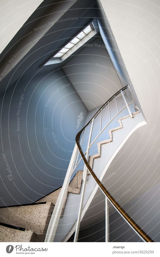 3. OG Mauer Wand Treppe Fenster Treppenhaus Treppengeländer ästhetisch modern blau weiß Perspektive Häusliches Leben oben steil aufstrebend Farbfoto